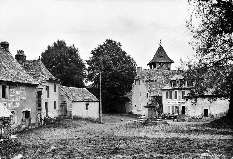 Place du village, à Saint-Rémy Bedène, 1955