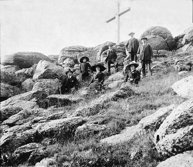 Famille devant une croix (crotz) de calvaire, au Roc du Cayla, 24 juin 1913