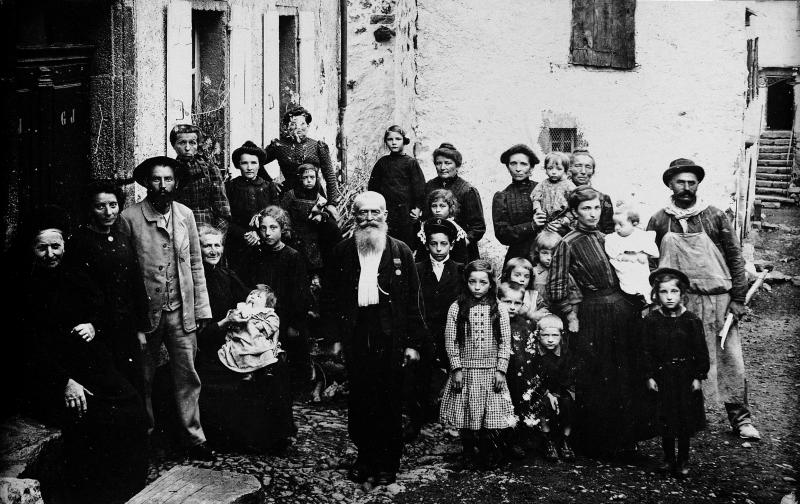 Famille, dont la majorité des membres est au front, devant leur maison (ostal) du quartier du Pavat de Blancou, 1915