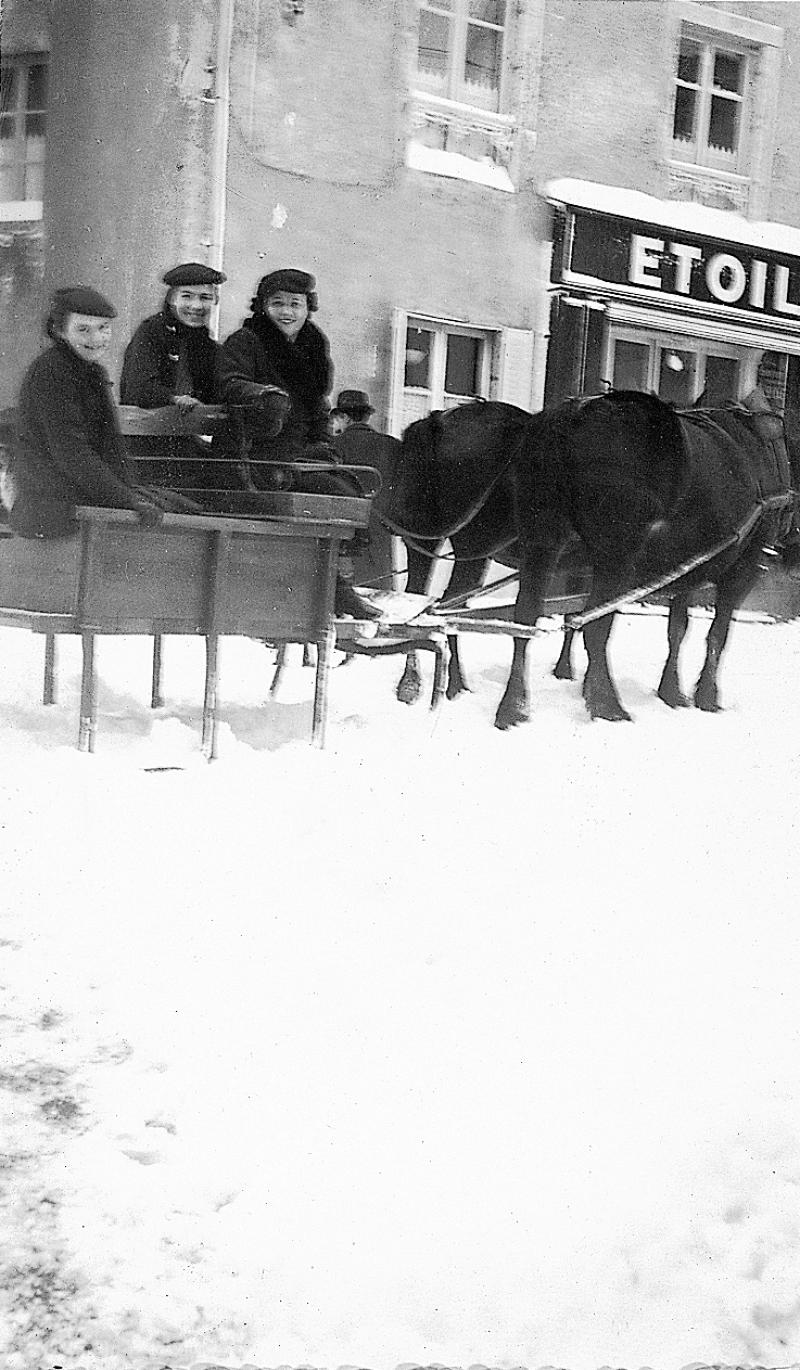  Personnes sur un traineau (lisa) tiré sur la neige (nèu) par une paire d'équidés (coble), 1940