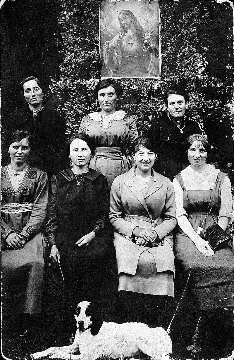 Sept marguillères (marguilhièiras) devant image pieuse, à Marmaton, 1922-1924