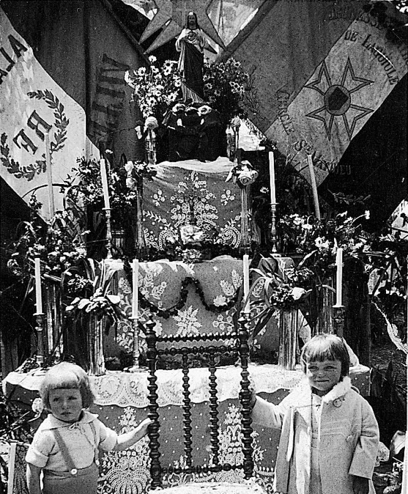Deux garçons devant chapelle reposoir (capeleta) de la Fête-Dieu, 1938