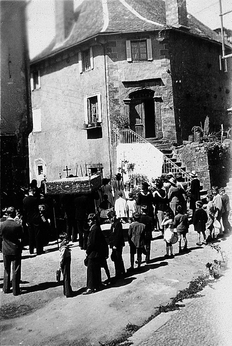Procession à l'arrêt devant chapelle reposoir (capeleta) de la Fête-Dieu, 1941