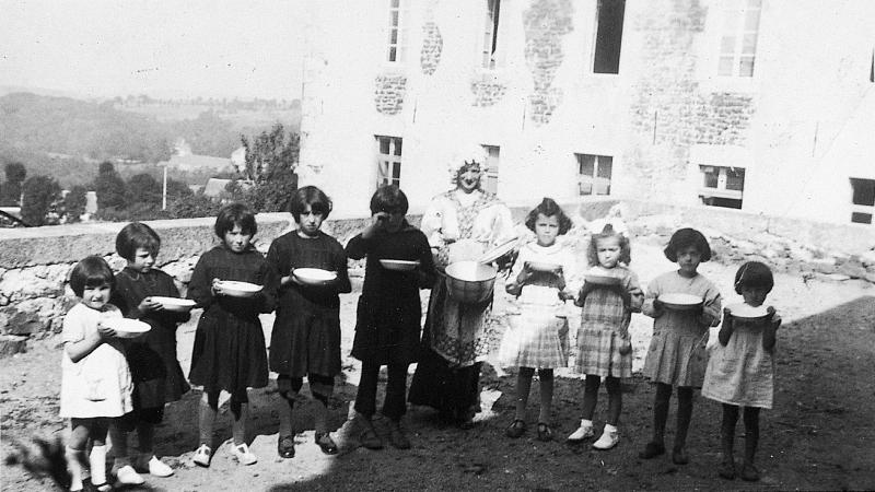Ecolières (escolanas) avec assiette (sièta) dans une cour, vers 1936