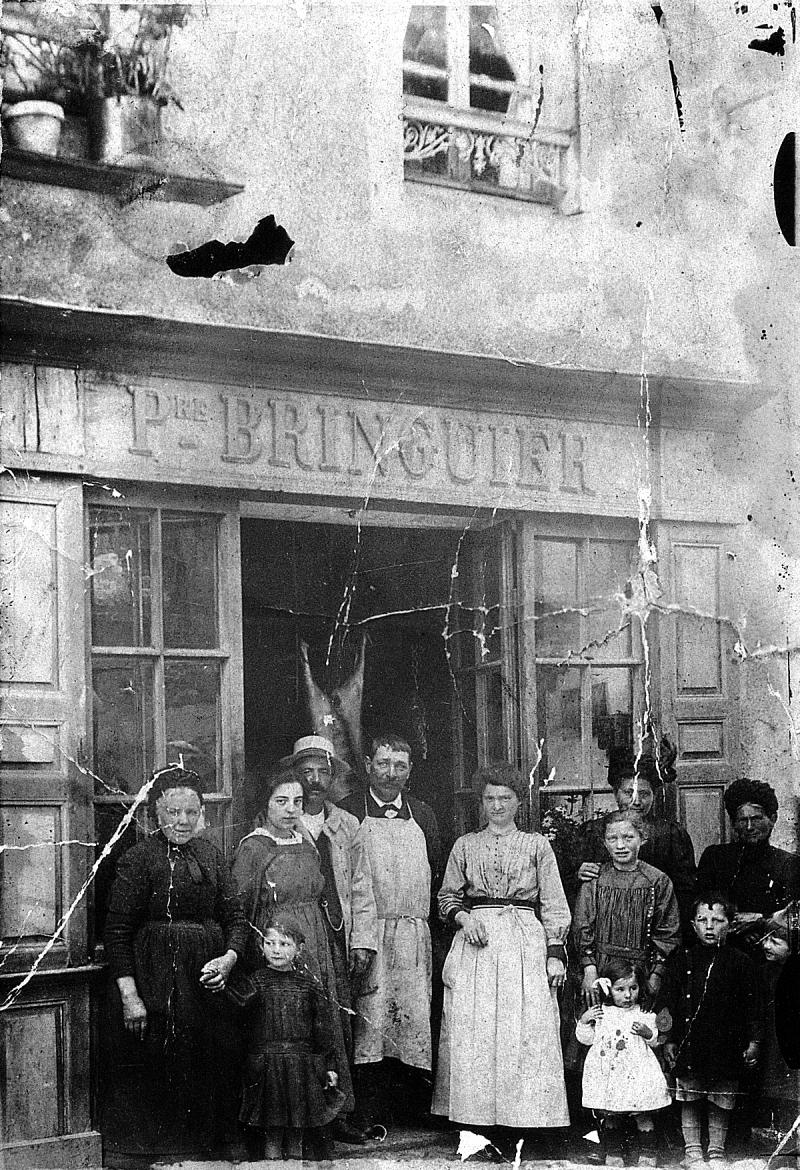 Famille Bringuier devant leur boucherie (bochariá), 1922