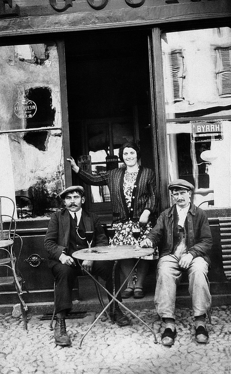 Clients attablés au café Goutal, rue du Valat, 1931