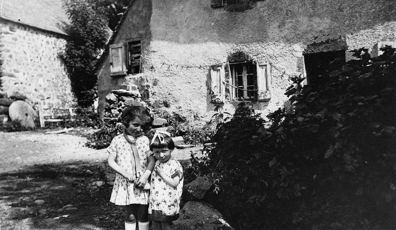 Deux fillettes dans cour du moulin (molin) hydraulique, à Marmaton