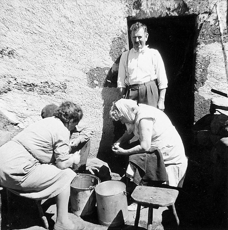 Epluchage en plein air de pommes de terre (patanons, trufas, trufes, trufets) pour la confection d'un aligot (cuècha), à Fayt Bas, 1962