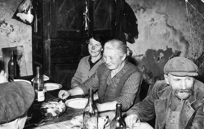 ​Abattage (masèl) du cochon (pòrc, tesson) : repas à Soulages (Cassuéjouls), février 1960