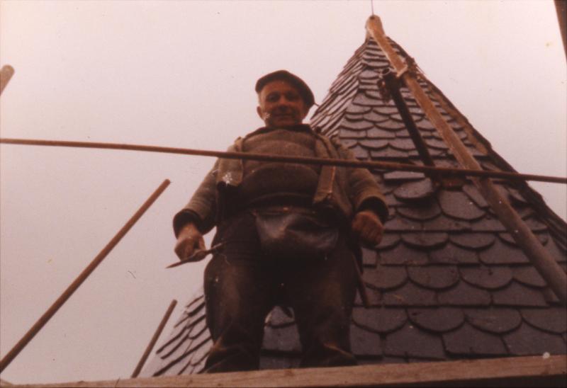 ​Couvreur (tiulaire) sur échafaudage au sommet d'un clocher (cloquièr), en Aubrac (secteur de Laguiole)
