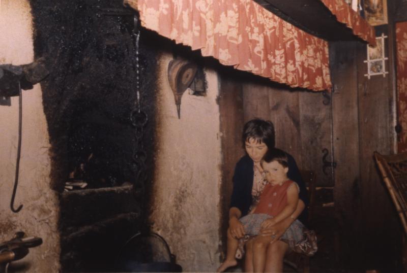 Femme et fillette au coin du feu (canton), à Crozilhac, 1967