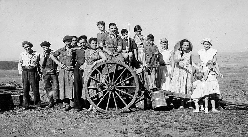 Buronniers (montanhièrs) et famille Poulenc (groupe Rhône Poulenc) sur un char (carri), au Drelhièr, commune de Saint-Urcize (15), 1953