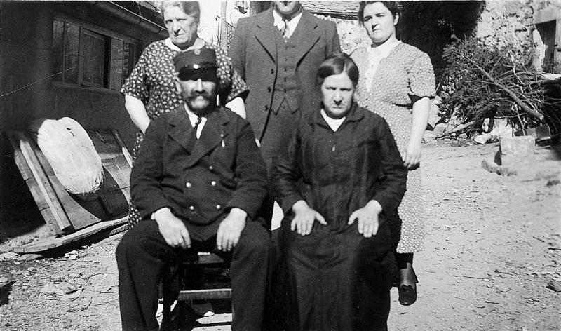 Famille Goutal dans cour de ferme, 1939