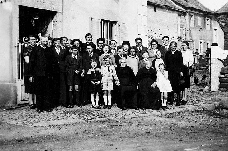 Famille réunie dans la rue (carrièira) devant une maison (ostal), en Aubrac (secteur de Laguiole), 1943