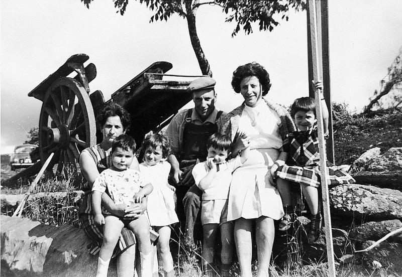 Famille Andrieu-Calmels assise devant un char (carri), aux Canals, 1963