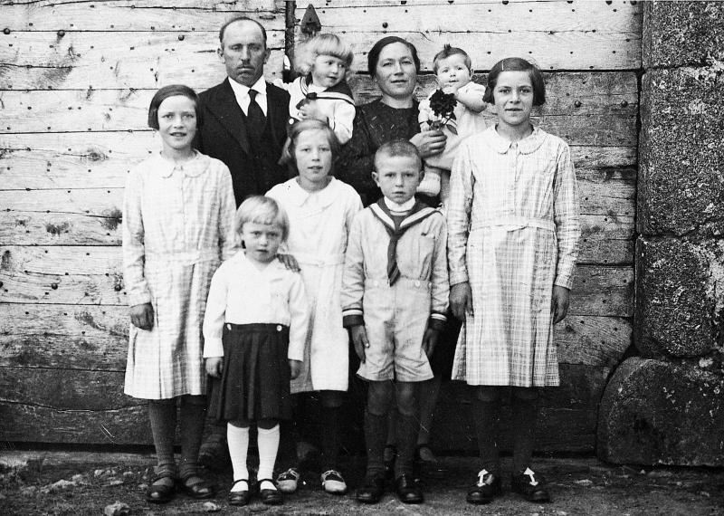 Famille Cassagnes devant porte d'étable, au Cassan, 1942-1943