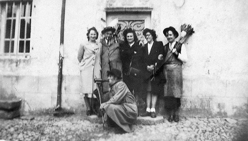 Jeunes déguisés portant le vin blanc aux mariés (nòvis), au Cassan, 1946