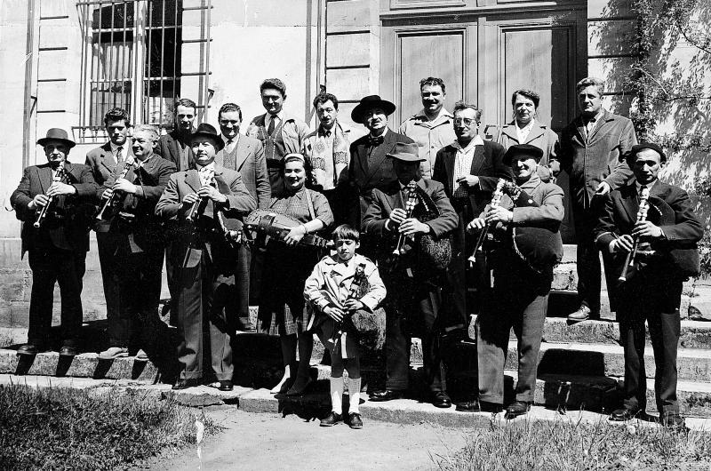 Réunion de musiciens (musicaires) à Espalion pour la fondation de La Cabrette du Haut-Rouergue, 1960