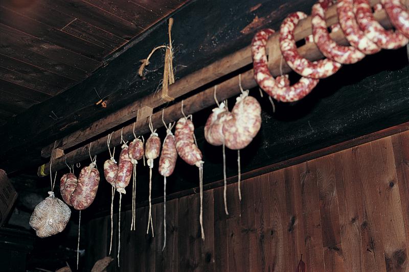  Estomac de cochon farci (pastre ou sac d'òsses), saucissons (salsissòts) et saucisse (salsissa) séchant sur une perche (lata, pèrga) en bois, mars 2000