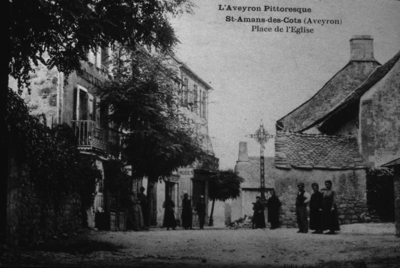 L'Aveyron Pittoresque St-Amans-des-Cots (Aveyron) Place de l'Eglise