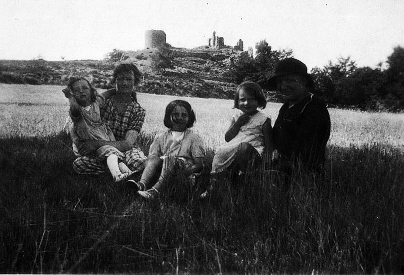 Femmes et fillettes devant ruines du château (castèl) de Thénières, 1935