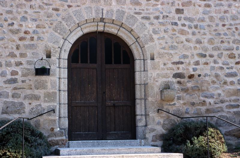 Portail (portal) roman de l'église (glèisa) de Banhars