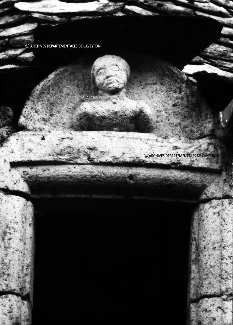 Buste de femme en haut relief historié 1573 au-dessus d'un linteau (lindal, lundar) de fenêtre (fenèstra), à Montcausson