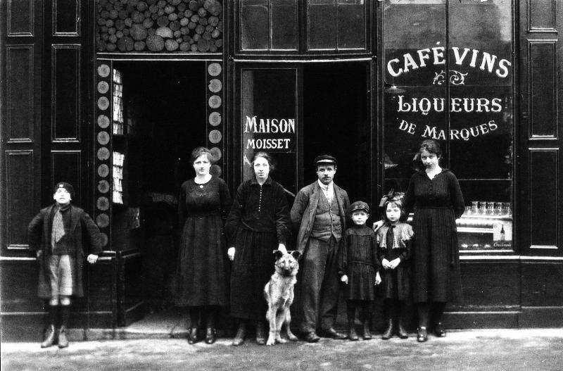 Café, vins, liqueurs de marques, maison Moisset, rue Sambre et Meuse, à Paris (75010), 1927