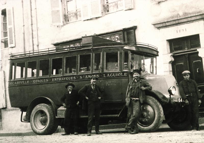 Autobus arrêté devant une devanture (veirina), en Viadène (secteur de Saint-Amans des Cots)