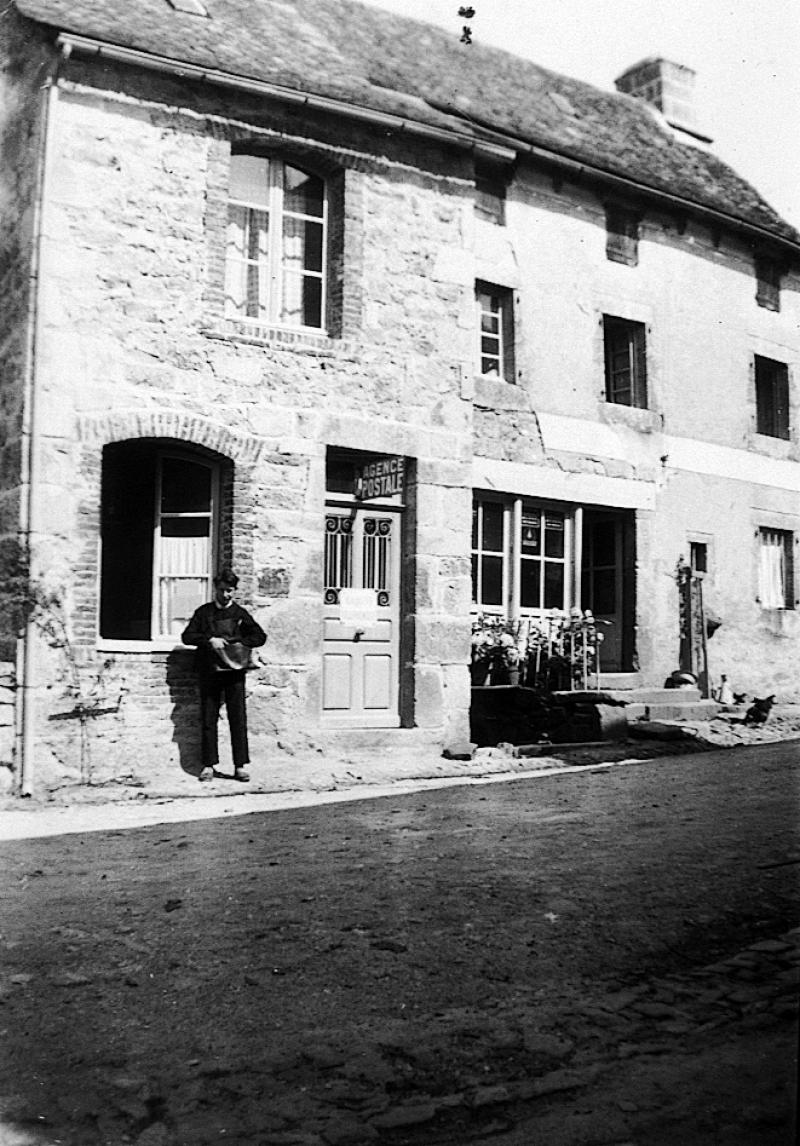 Facteur (portur) devant agence postale, 1940
