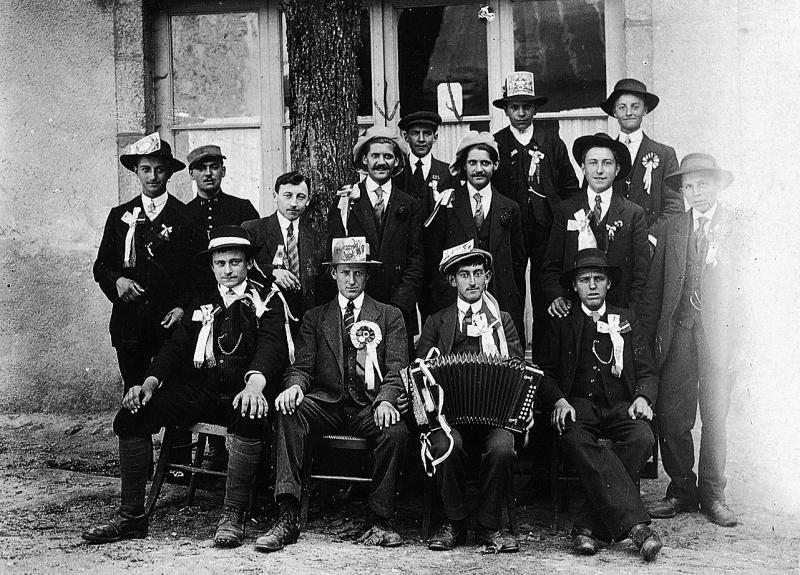 Conscrits et accordéoniste (acordeonista), en Viadène (secteur de Saint-Amans des Cots), 1918