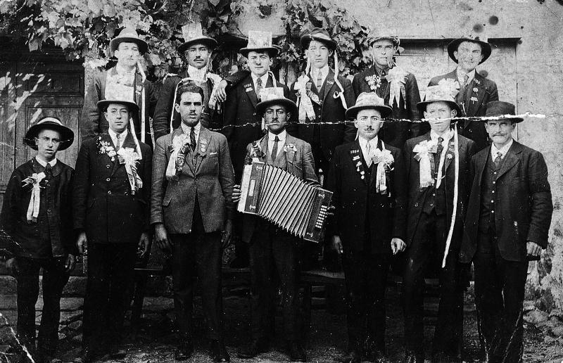Conscrits et accordéoniste (acordeonista), classe 1924