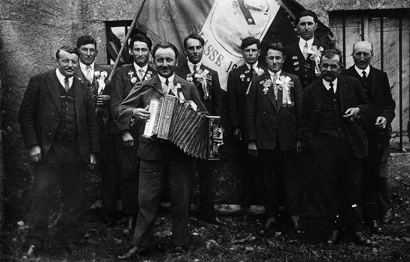 Conscrits et accordéoniste (acordeonista), en Viadène (secteur de Saint-Amans des Cots), classe 1931