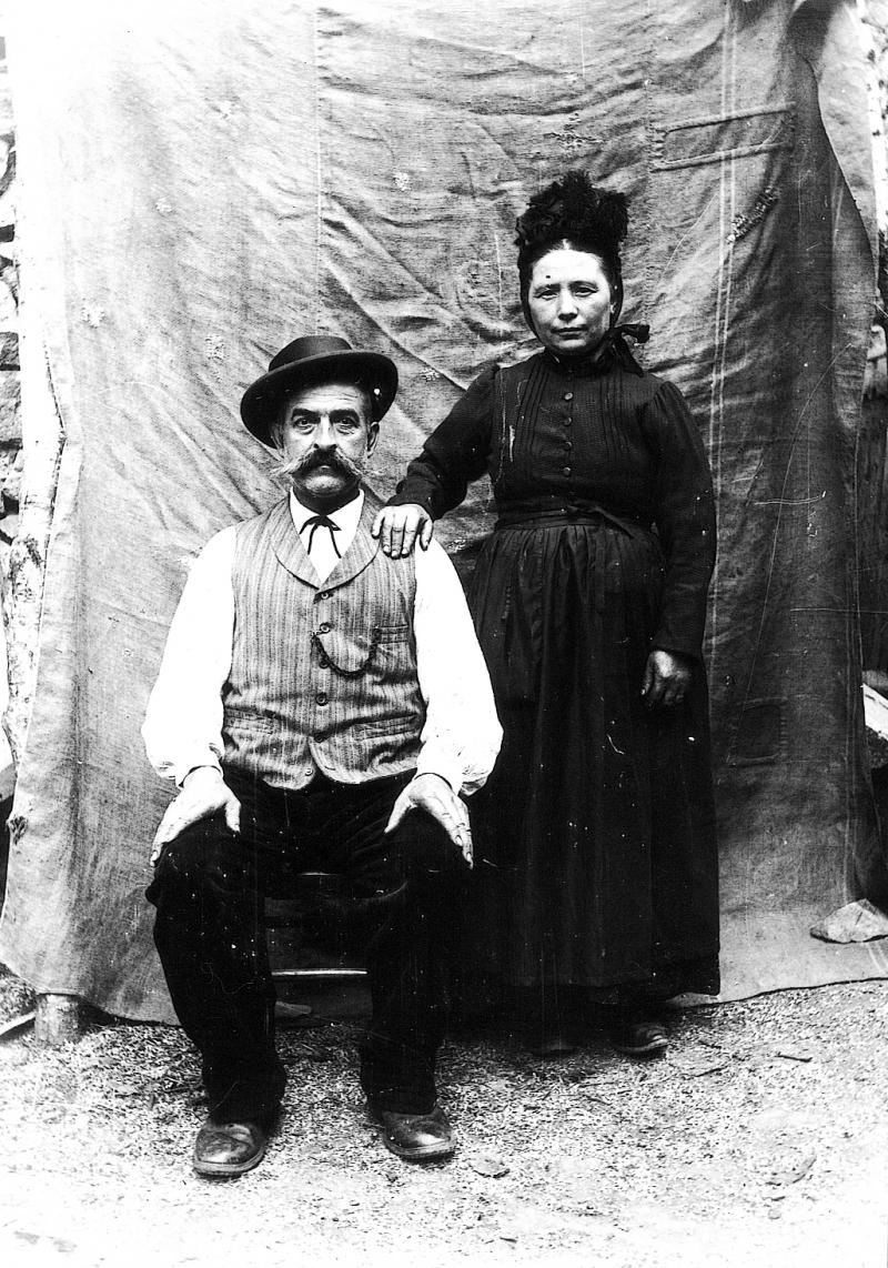 Forgeron (fabre, faure, marechal) posant avec sa femme, à Banhars