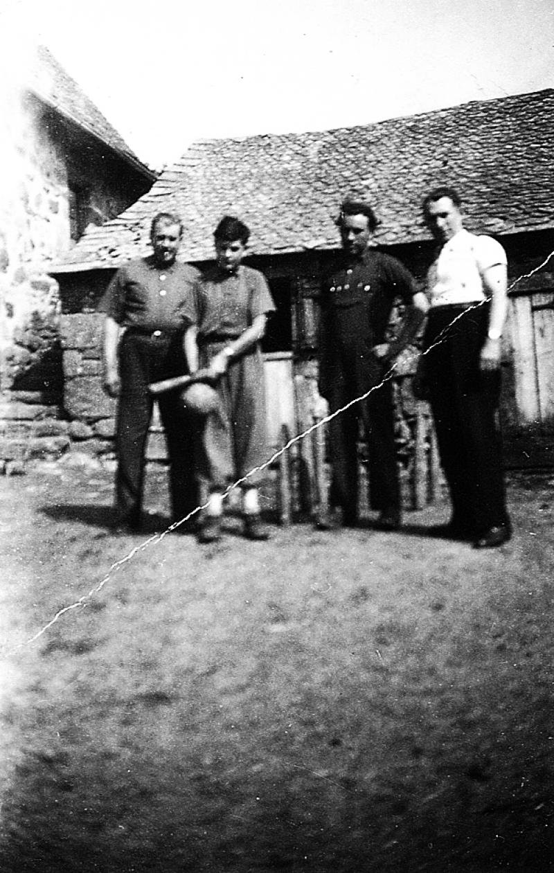 Joueurs de quilles (quilhaires) dans cour de ferme, à Recoules, août 1939