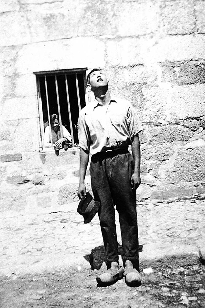 Jeune homme en sabots (esclòp), à La Borie, 1940