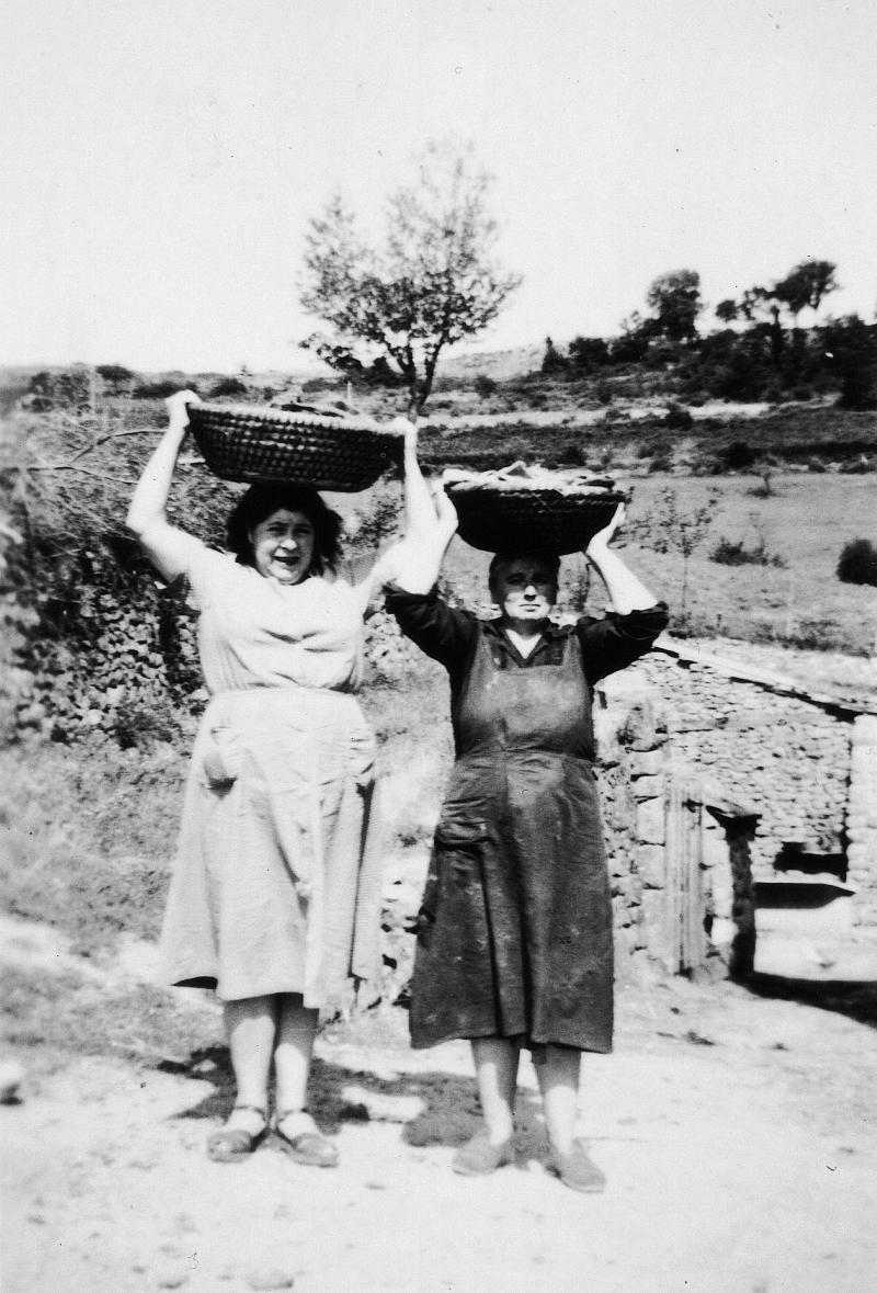 Deux femmes portant des corbeilles (palhassetas) sur la tête, à Peyrelade de Volonzac