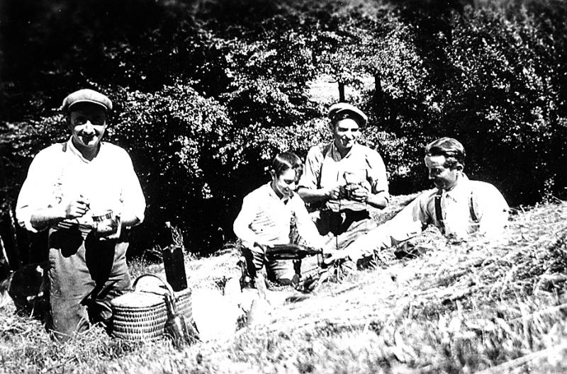  Pause goûter (despartin) de fenaison (fenason), au pré de Lafon, 1932