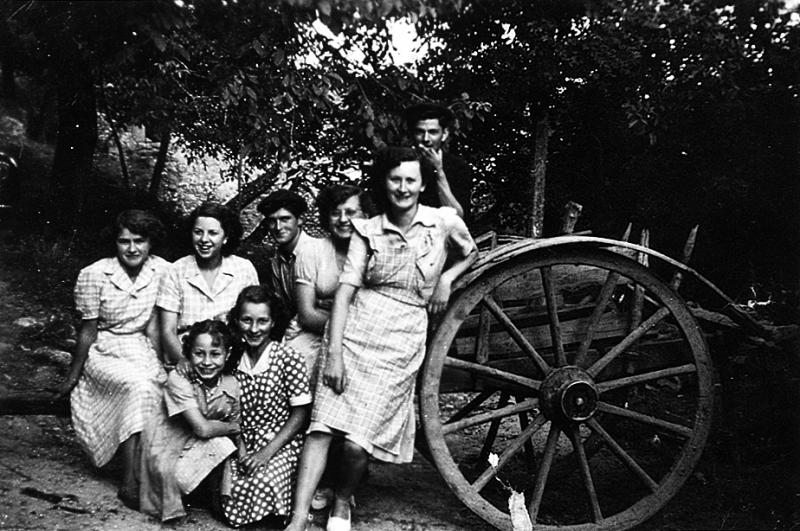 Famille assise sur un char (carri) avec garde-boue, à La Joanie, 1950
