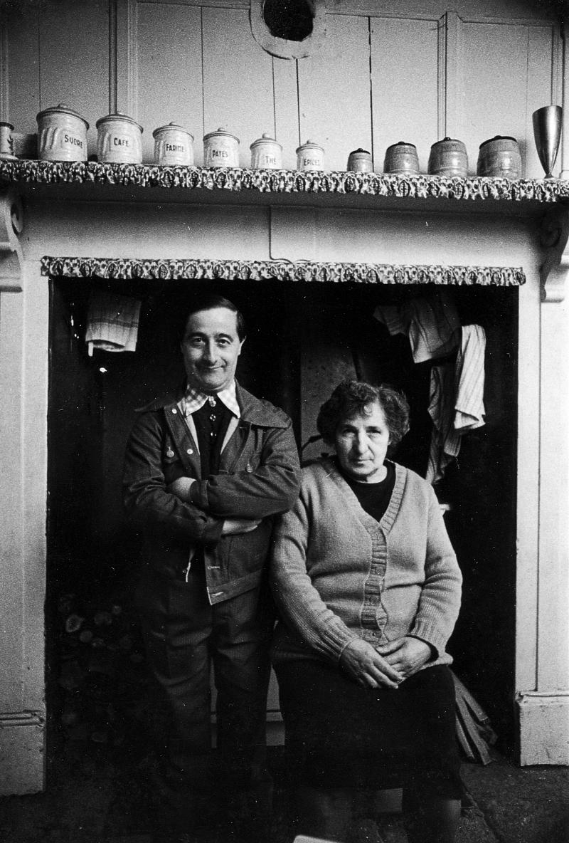  Homme et femme assise devant le coin du feu (canton), 1966