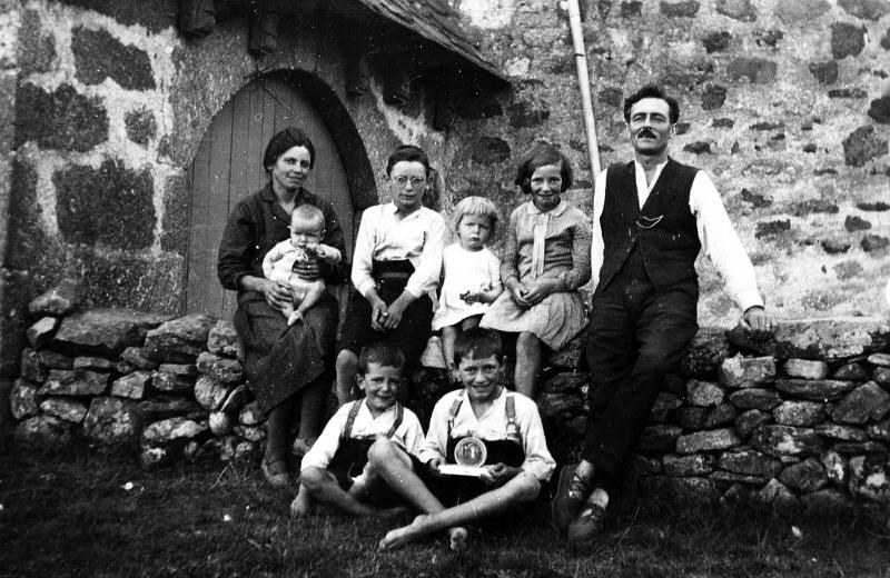  Couple et six enfants devant portail (portal) d'entrée de cour de ferme (bòria), à La Borie, 1933