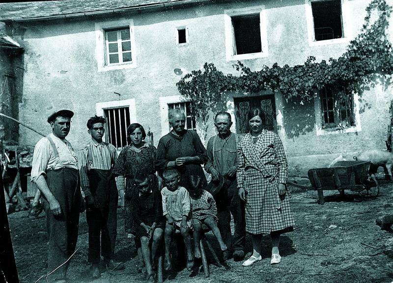 Famille devant la maison (ostal), à Besse