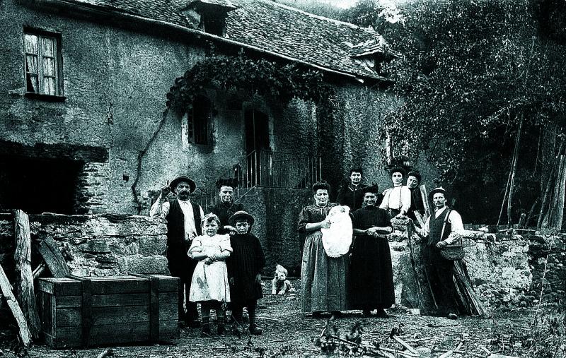 Nourrisson et sa famille devant la maison (ostal), en Viadène (secteur de Saint-Amans des Cots)