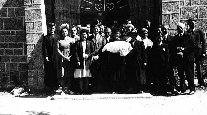 Baptême (batejlahas) devant porte de l'église (glèisa), été 1948