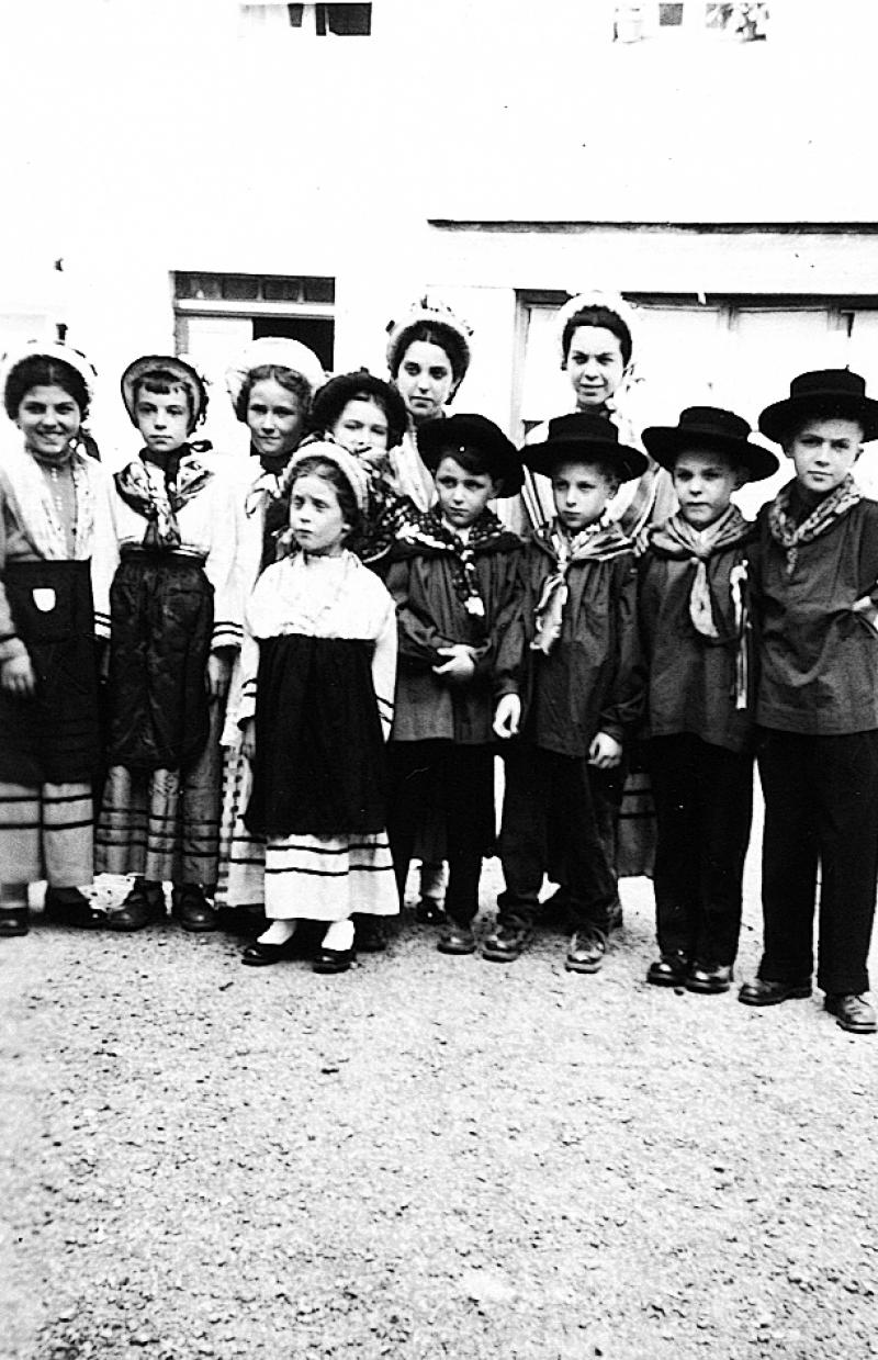Enfants costumés d'un groupe folklorique, 1952