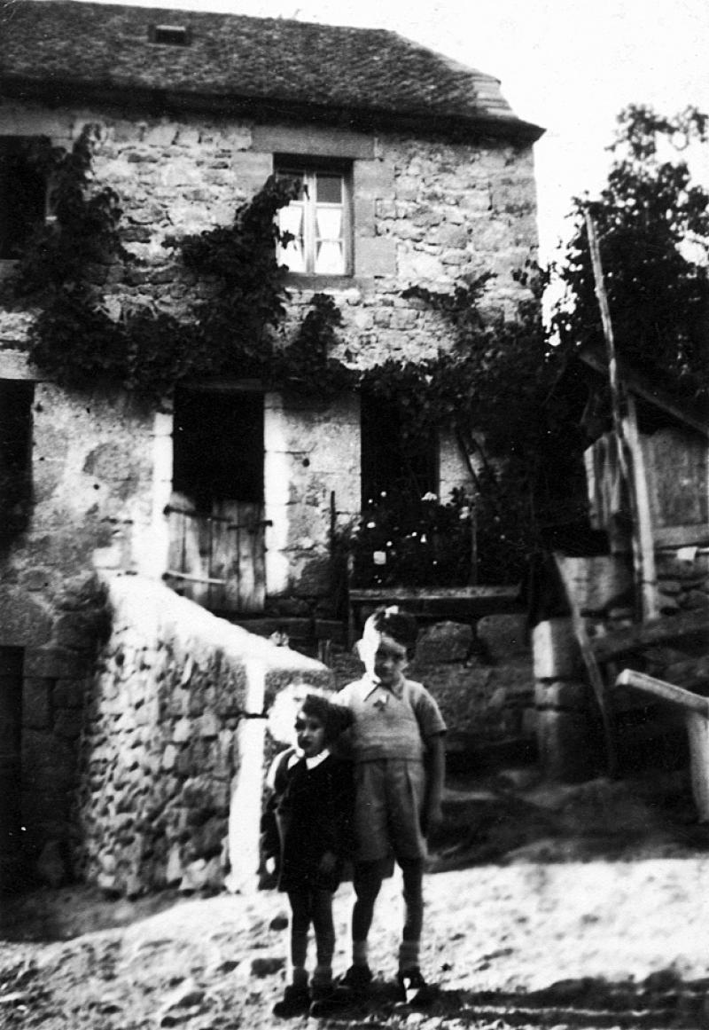  Deux garçons devant une maisonnette (ostalon), à Bez-Bedène, 1946
