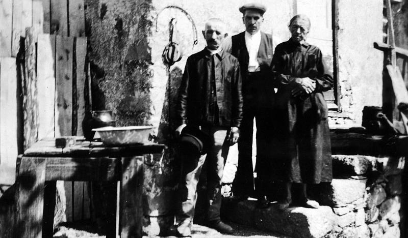  Famille Albouze dans escalier en pierre, au Puech de Banhars, 1936