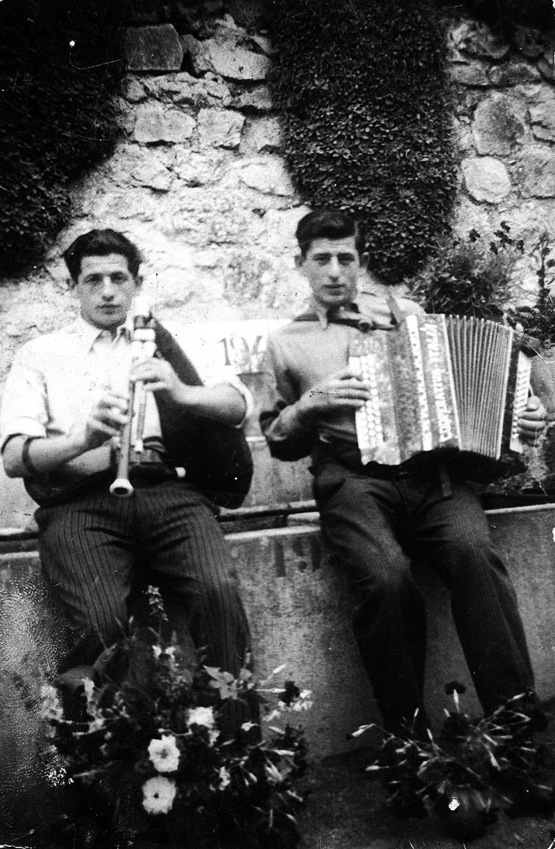 Duo masculin accordéon (acordeon) et cabrette (cabreta), à Combebisou, 1948