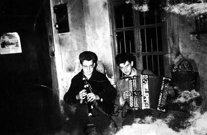 Jeune duo masculin accordéon (acordeon) cabrette (cabreta) à l'intérieur d'une maison (ostal), à Encizes, années 1950