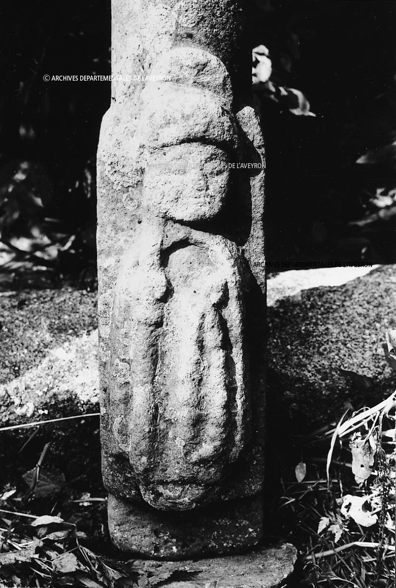 Pèlerin (romiu) de Saint-Jacques de Compostelle sculpté au bas d'un fût de croix (crotz) en pierre, à Cissac